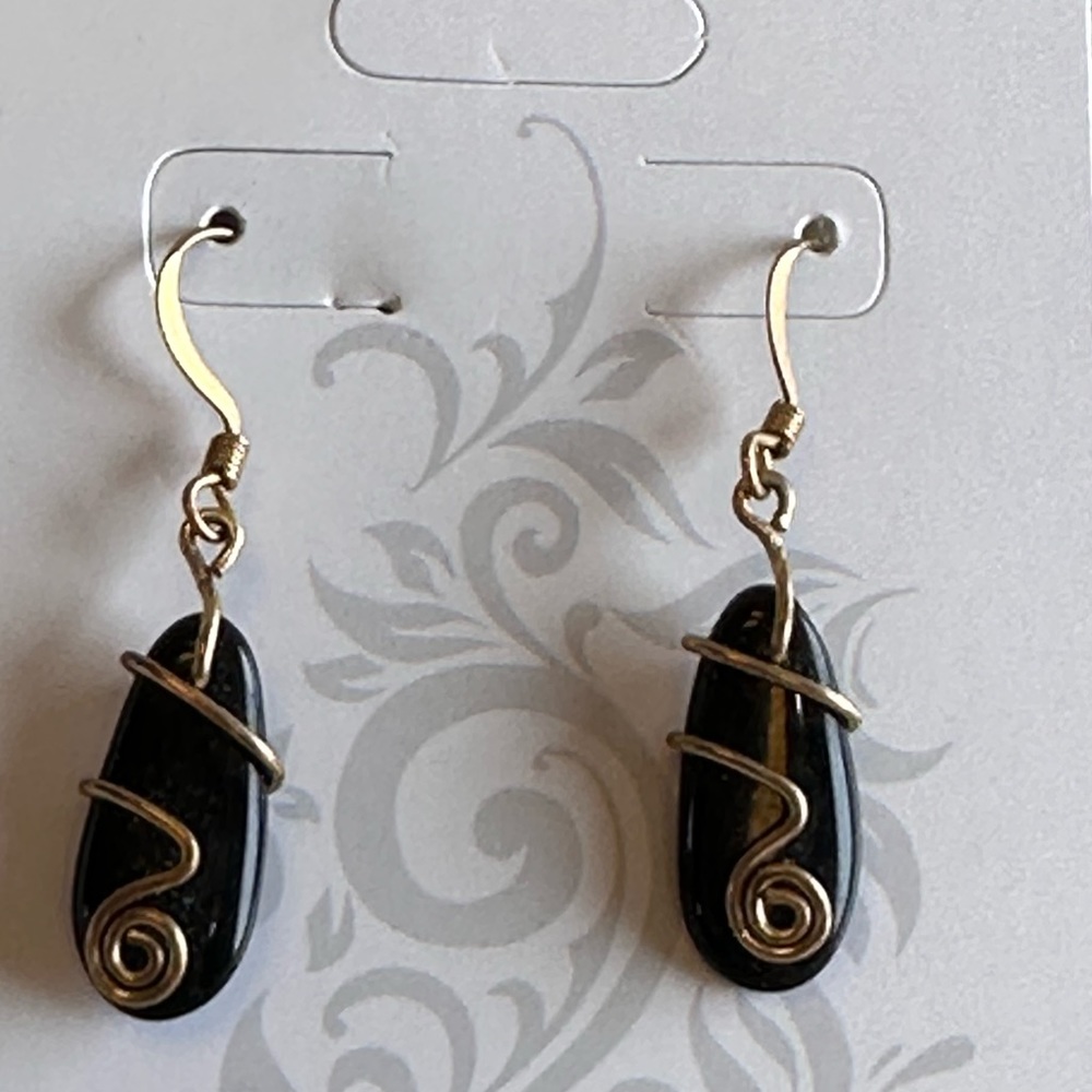 Faux onyx with wire cage hanging earrings